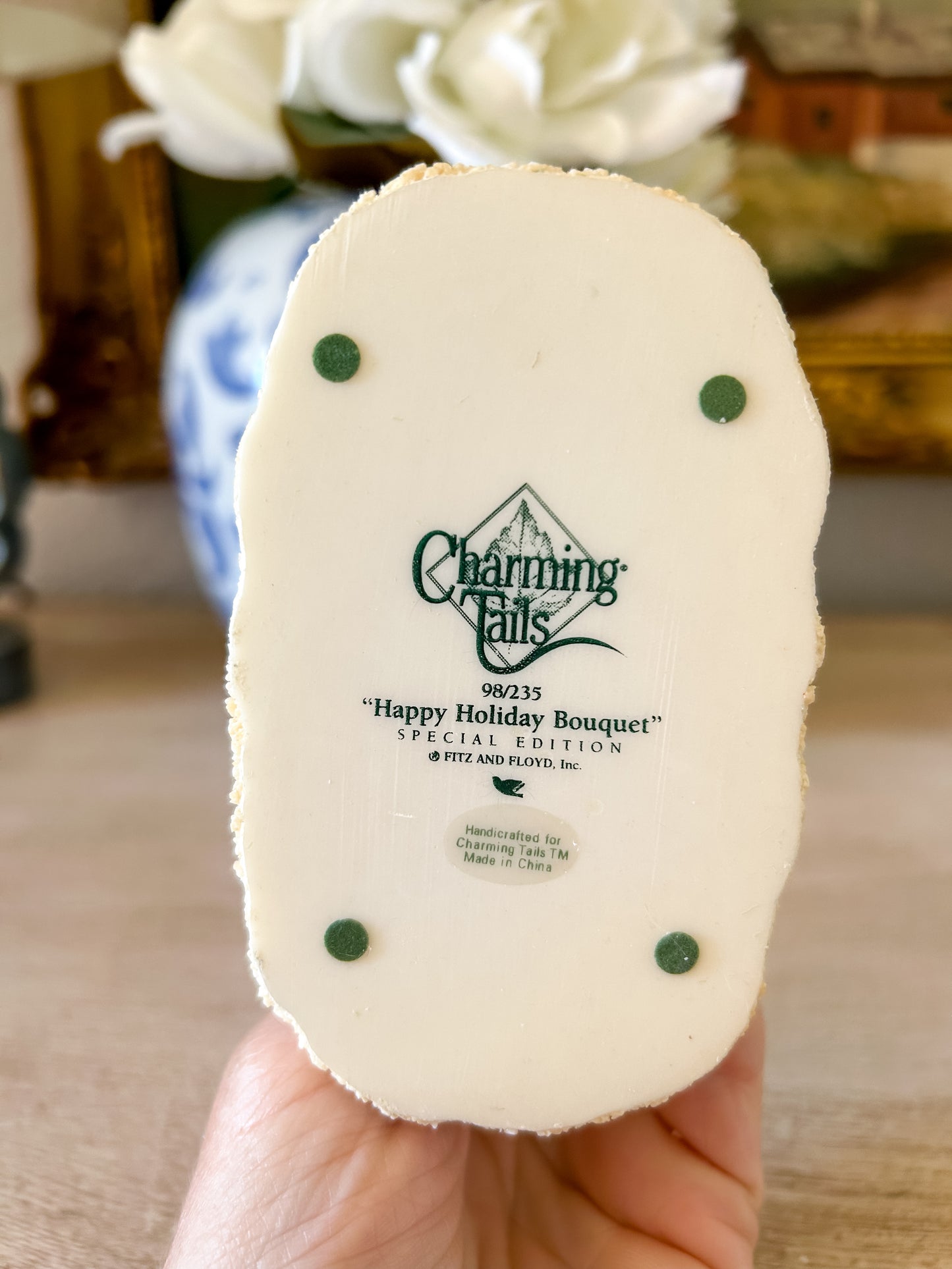 Charming Tails Figurine "Happy Holiday Bouquet"