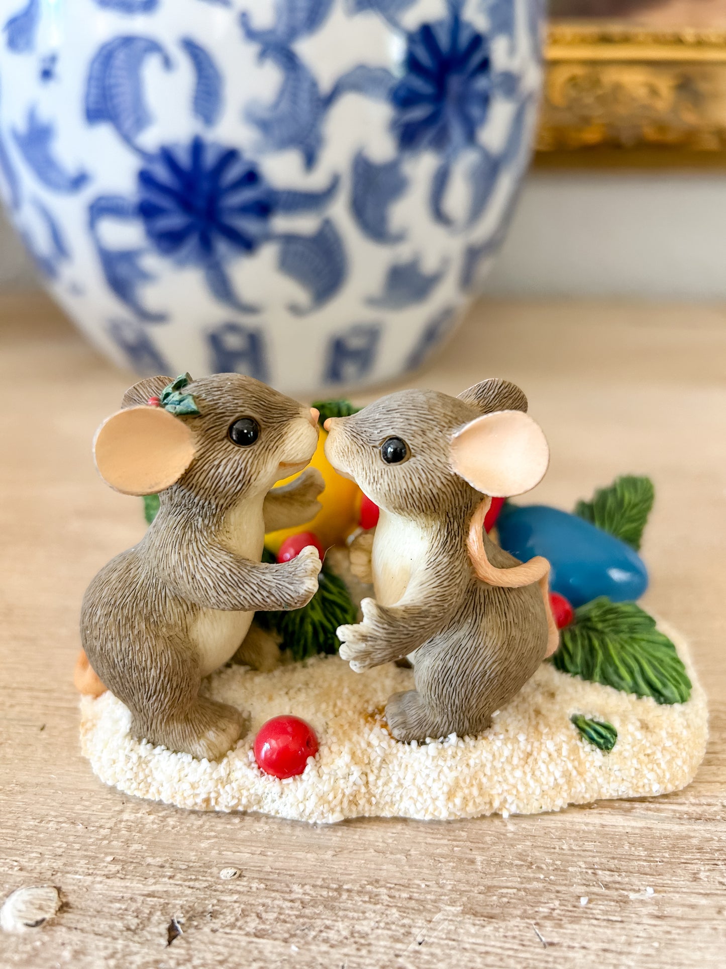 Charming Tails Figurine "Kiss-Mas Lights" LIMITED EDITION