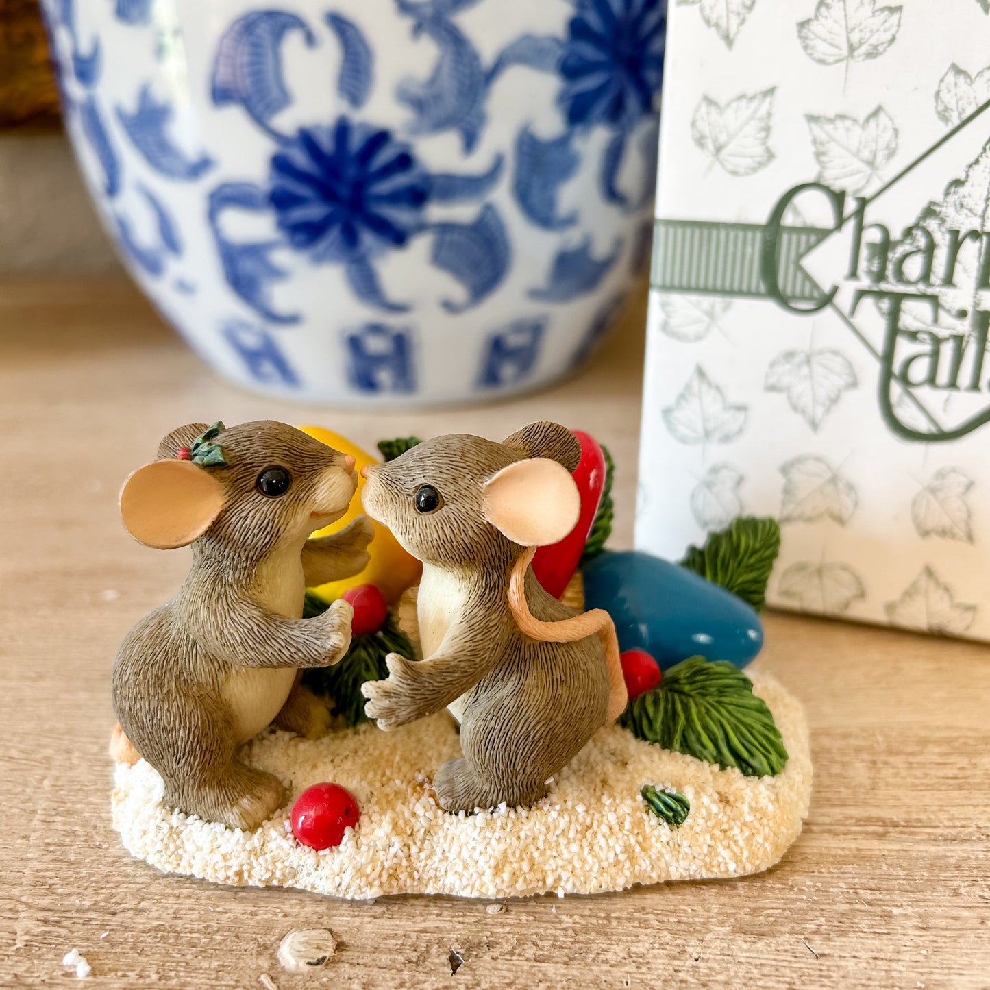 Charming Tails Figurine "Kiss-Mas Lights" LIMITED EDITION