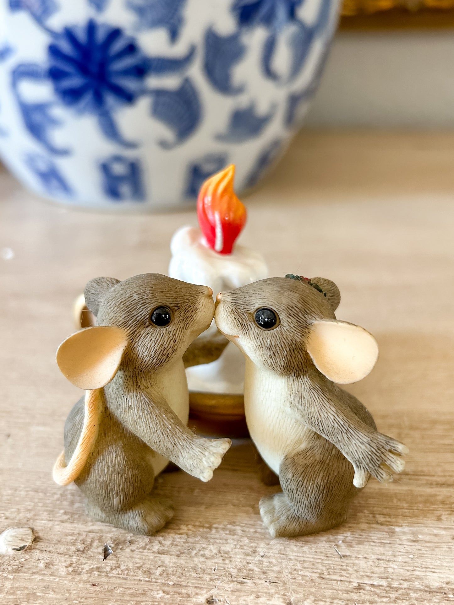 Charming Tails Figurine "Candle Light Kisses"