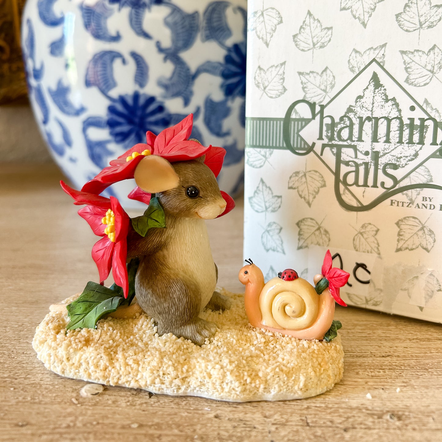 Charming Tails Figurine "Happy Holiday Bouquet"