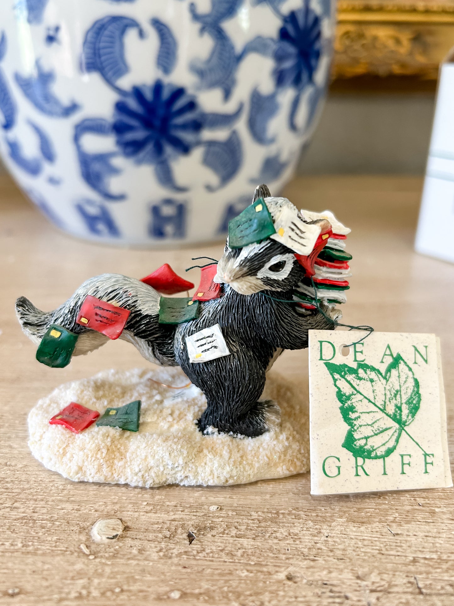 Charming Tails Figurine "Airmail"