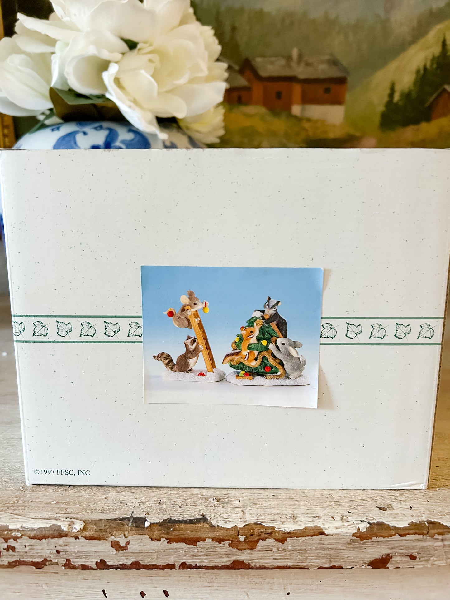 Charming Tails Figurine "Trimming the Tree"