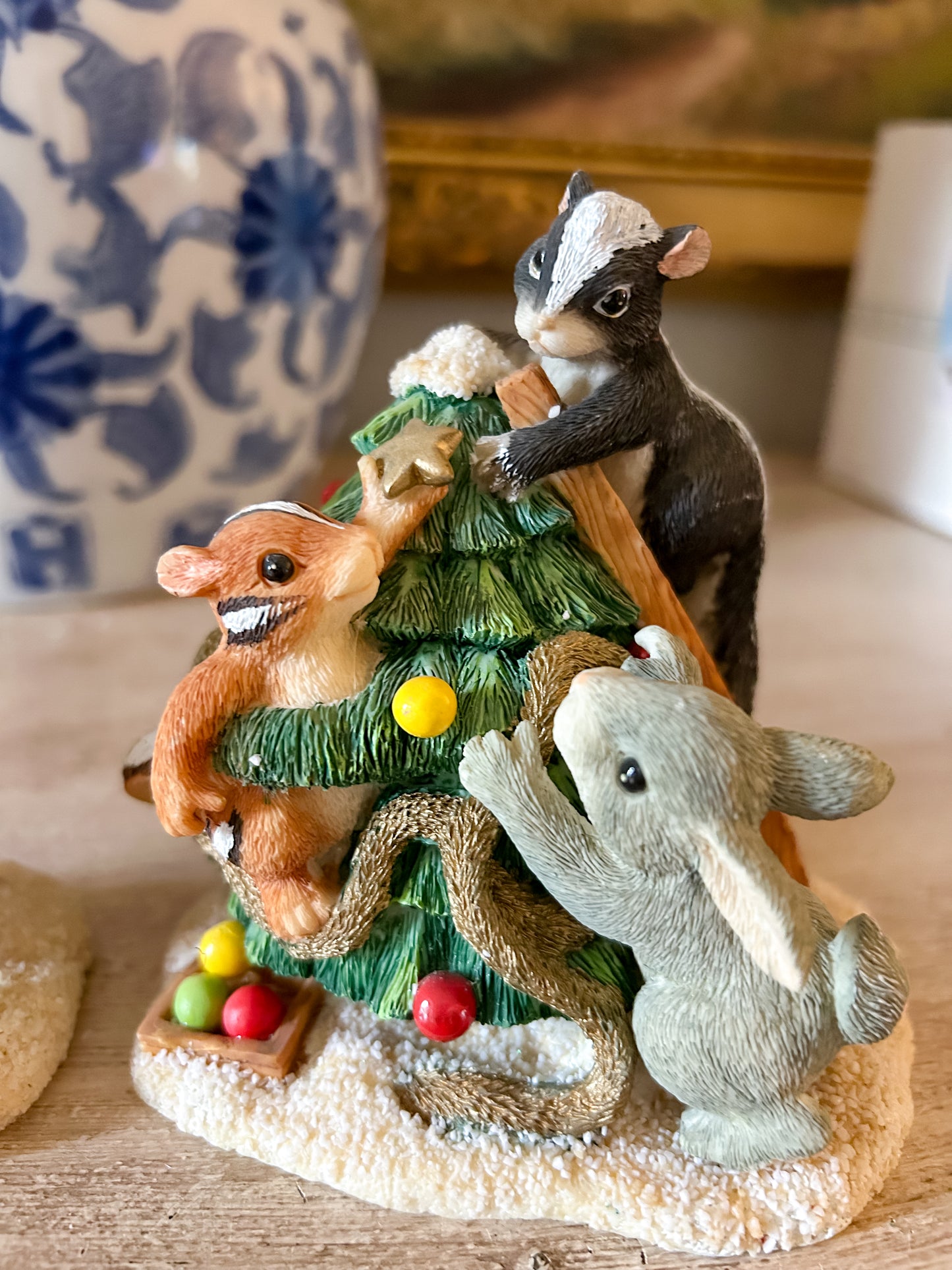 Charming Tails Figurine "Trimming the Tree"