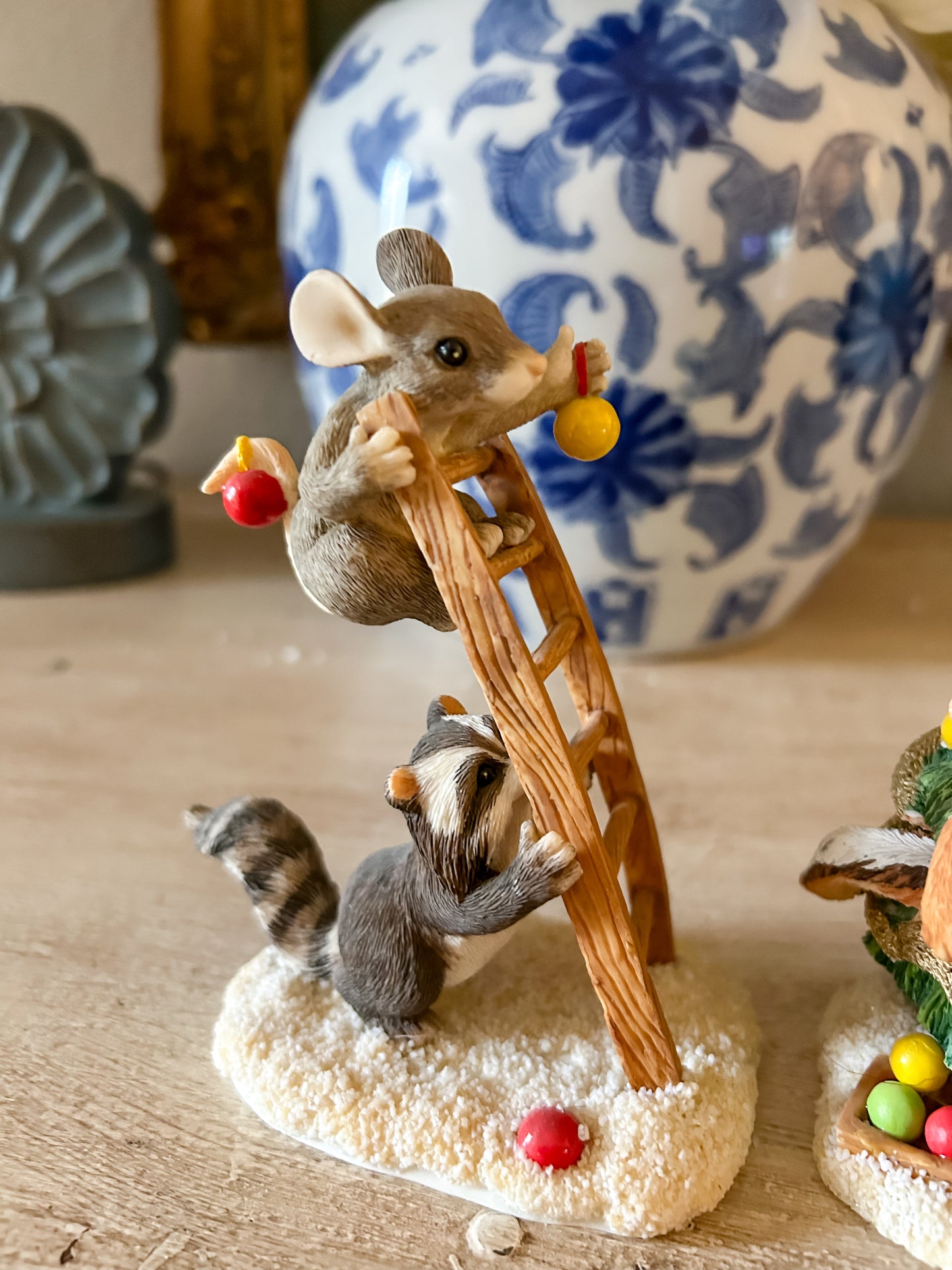 Charming Tails Figurine "Trimming the Tree"