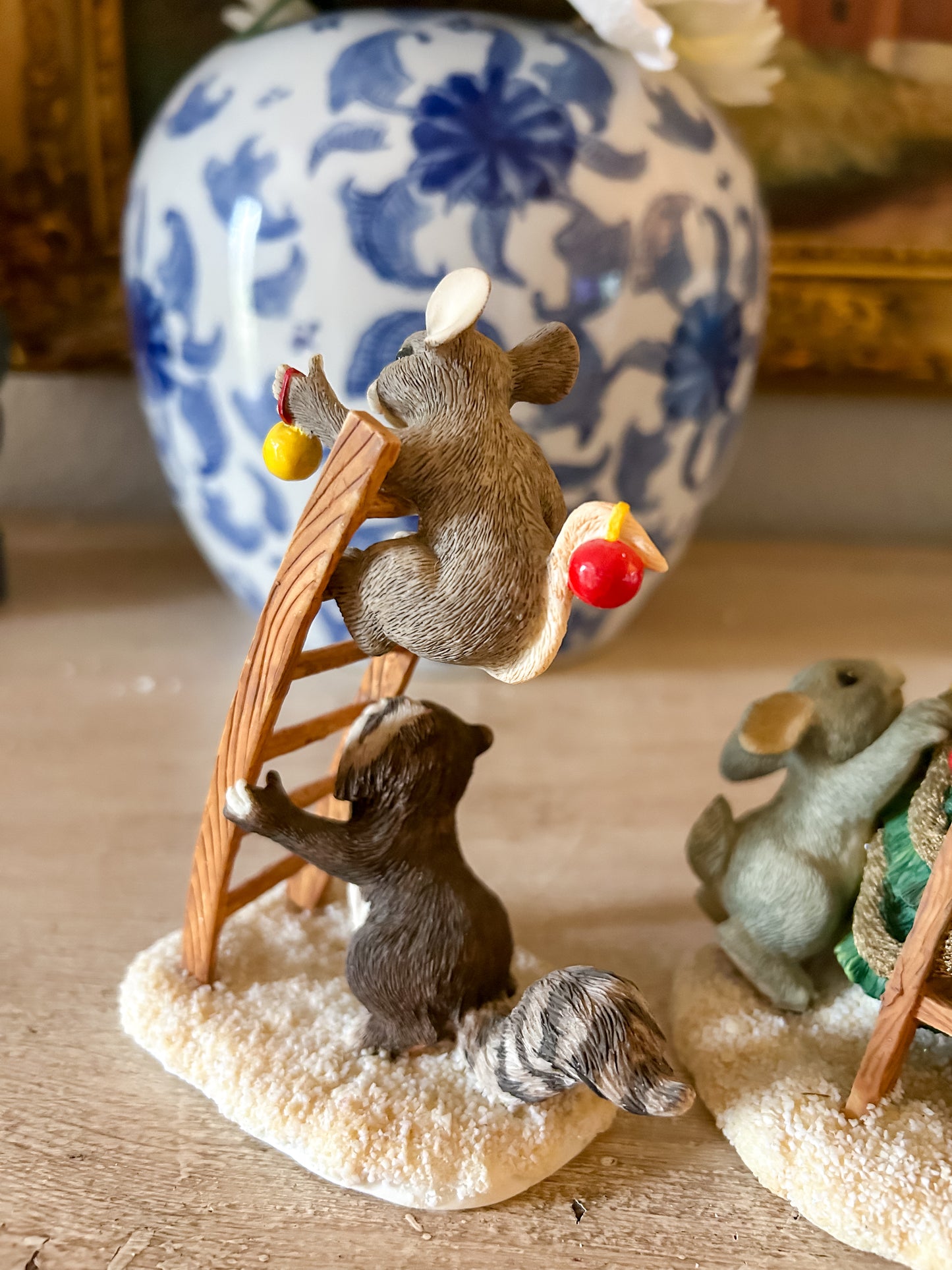 Charming Tails Figurine "Trimming the Tree"