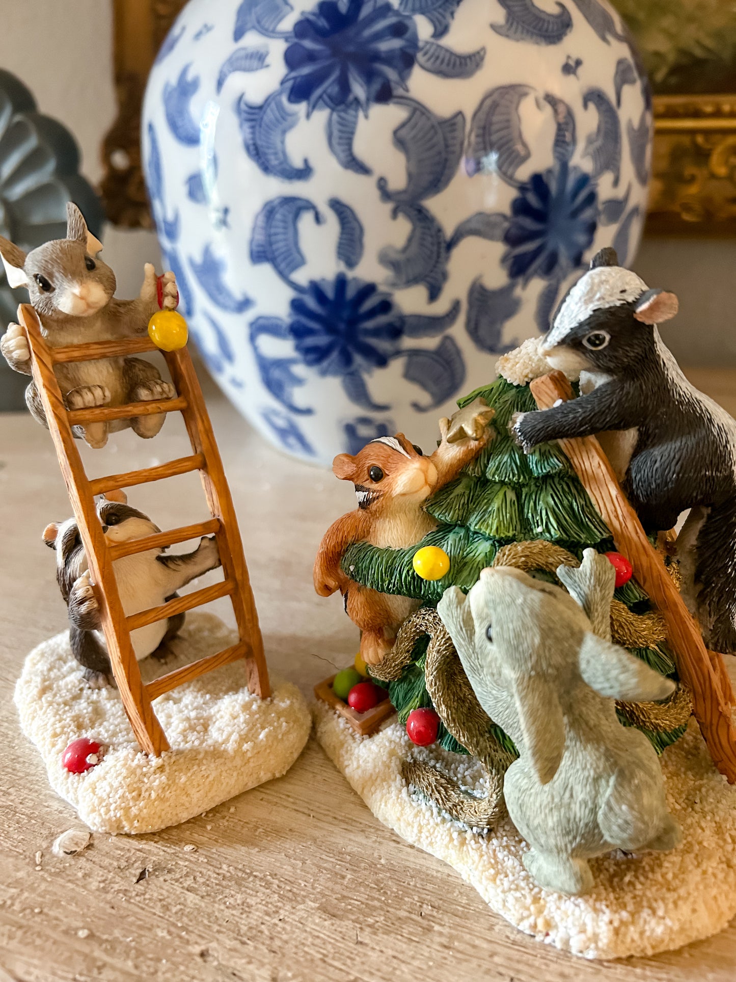 Charming Tails Figurine "Trimming the Tree"