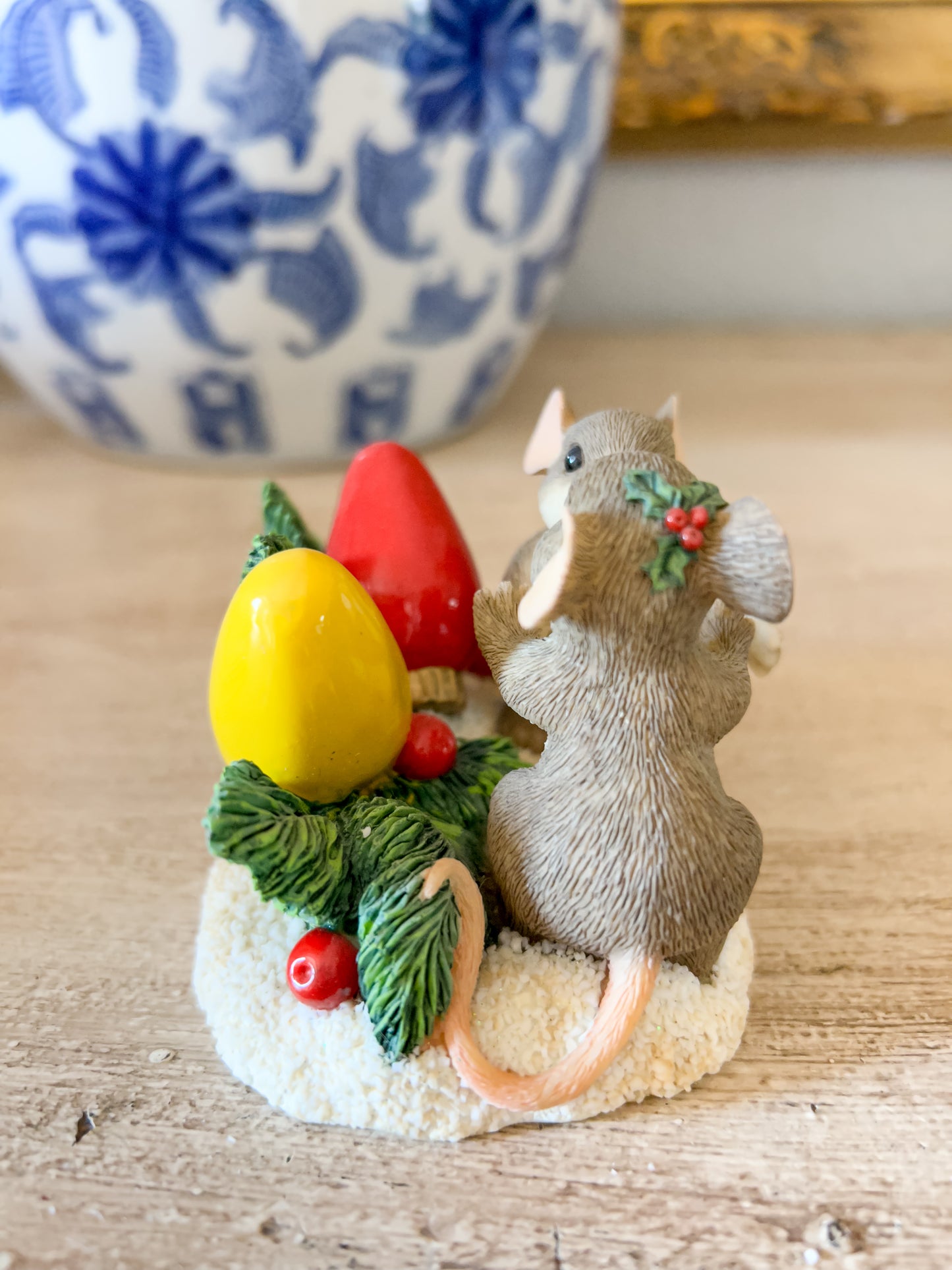 Charming Tails Figurine "Kiss-Mas Lights" LIMITED EDITION