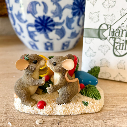 Charming Tails Figurine "Kiss-Mas Lights" LIMITED EDITION