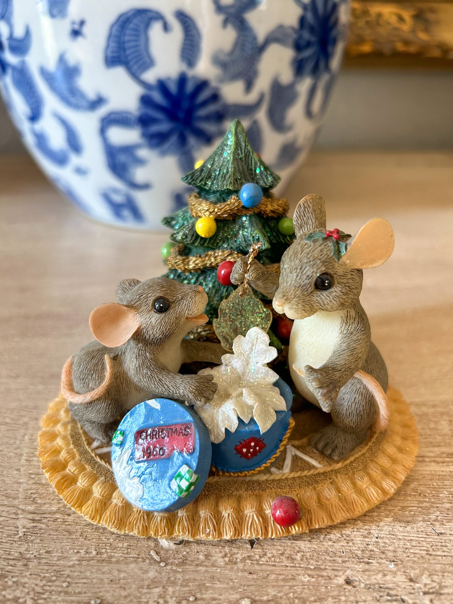 Charming Tails Figurine "Christmas Treasures"