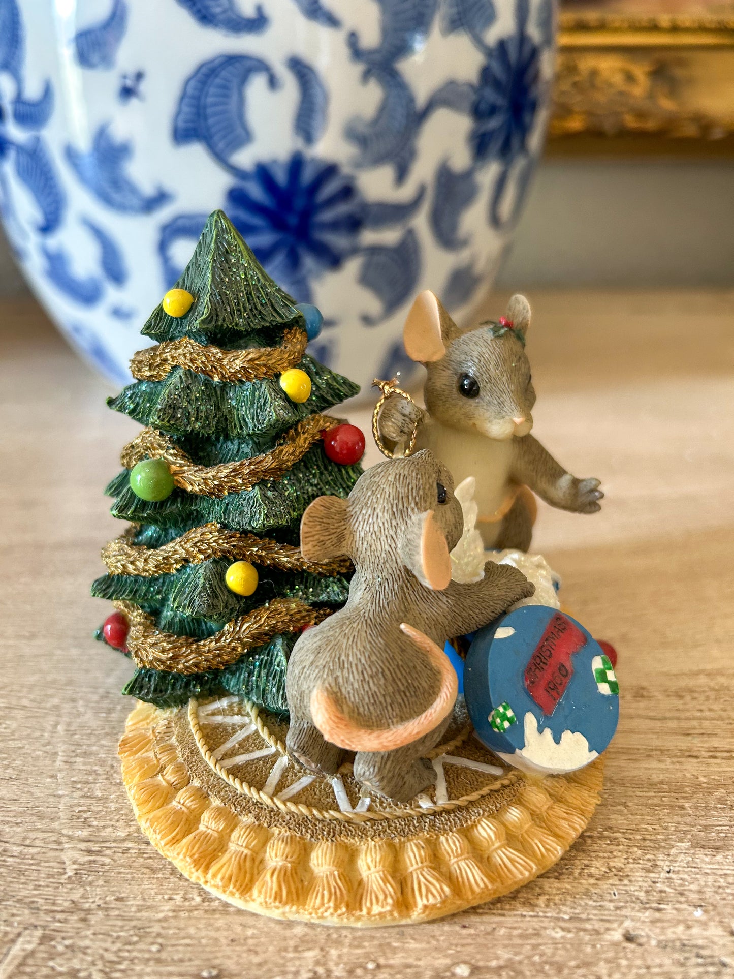 Charming Tails Figurine "Christmas Treasures"